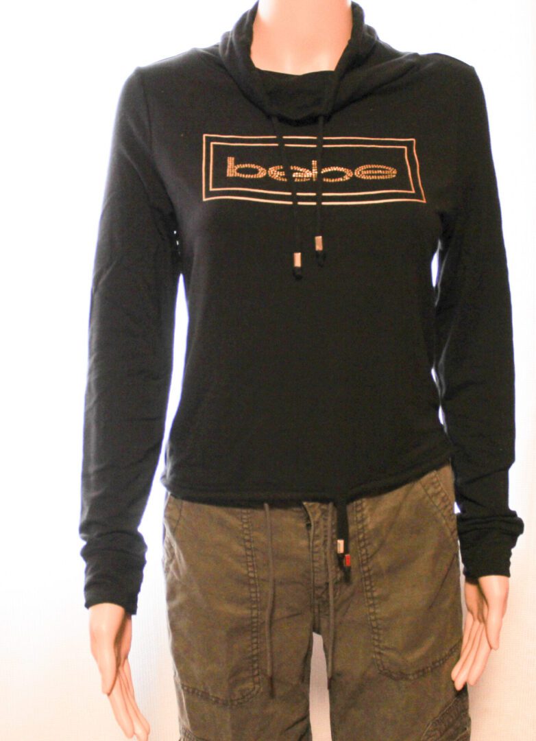 A person wearing a black and brown sweater